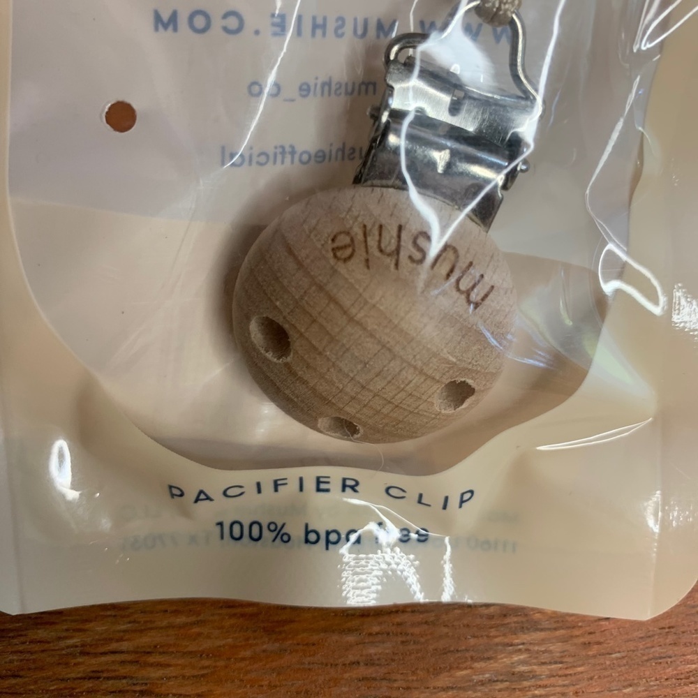 𝅺MUSHIE Baby Pacifier Clip Handmade By Moms Color Halo (Blush) New In Package - Picture 2 of 7
